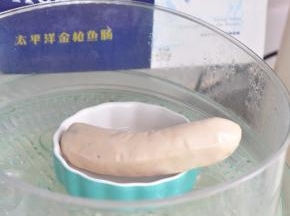 将金枪鱼肠上锅蒸10分钟。