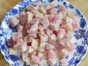 蒸熟后，切成小颗粒。