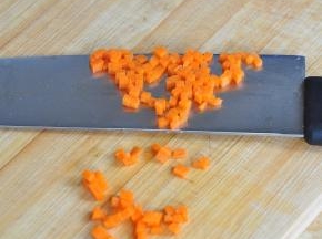 将胡萝卜切成小颗粒。