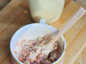 将金枪鱼肠与一部分胡萝卜加沙拉酱拌匀。胡萝卜要留一部分做最后装饰。