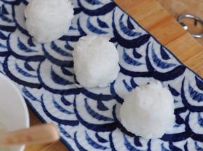 戴上一次性手套，将米饭捏成大约为圆柱体的饭团。