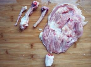 鸡腿洗净，用厨房剪刀沿腿骨剖开，去骨