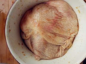 将料酒、生抽、白胡椒粉、糖、盐拌匀，倒入鸡肉中，用手抓匀，入冰箱腌制一晚或几小时