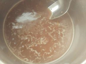 制作照烧汁:
味淋（没有可用米酒加红糖代替），酱油2勺（颜色稍重的），白鹤酒40克（清酒的一种，没有可不加），高汤25克，蜂蜜少许，混合加热，过滤即可