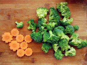 西兰花洗净，分成小块，焯水沥净。胡萝卜去皮，切厚片，焯水备用