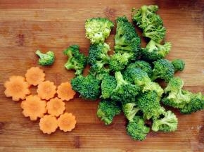 西兰花洗净，分成小块，焯水沥净。胡萝卜去皮，切厚片，焯水备用