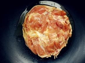 热锅热油，小火，放入腌好的鸡腿肉，带皮面朝下