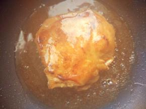 每面都刷上照烧汁，继续小火煎至全熟