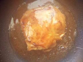 每面都刷上照烧汁，继续小火煎至全熟