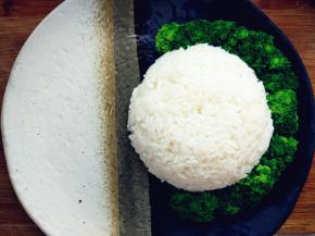 将米饭盛好，切好的鸡腿和西兰花、胡萝卜摆好