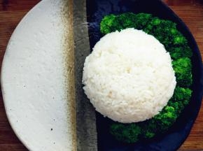 将米饭盛好，切好的鸡腿和西兰花、胡萝卜摆好