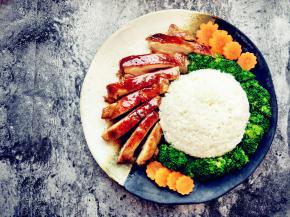 剩余的照烧汁加热，浇在鸡腿上即可