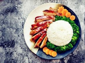 剩余的照烧汁加热，浇在鸡腿上即可