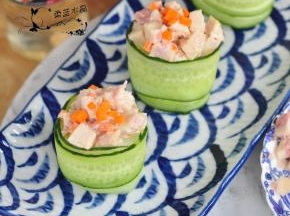 用剩下的一部分胡萝卜颗粒撒在表面做装饰。