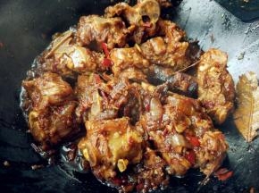 出锅前洒少许香菜碎即可