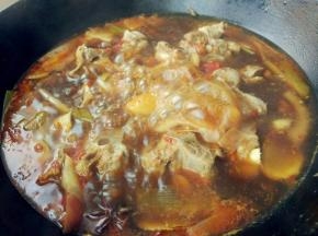 盖上锅盖，中大火煮30分钟左右