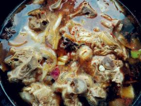 煮沸后漂去锅边浮沫