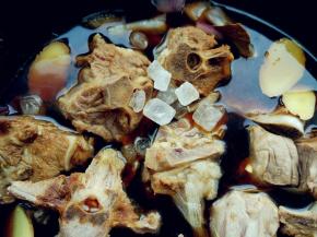 锅中加适量温水，将辅料中的其他调料倒入拌匀。