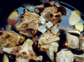 锅中加适量温水，将辅料中的其他调料倒入拌匀。