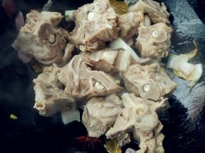 倒入沥净水分的羊蝎子，翻炒净表面的水分