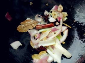热锅热油，爆香葱、蒜、洋葱和八角、桂皮、香叶。如果用的是郫县豆瓣辣酱，也可以放入一起翻炒出香味。鲜椒酱是即食酱料，我就省略了翻炒提香的步骤