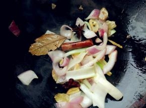 热锅热油，爆香葱、蒜、洋葱和八角、桂皮、香叶。如果用的是郫县豆瓣辣酱，也可以放入一起翻炒出香味。鲜椒酱是即食酱料，我就省略了翻炒提香的步骤