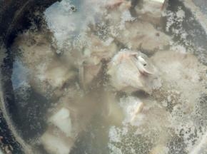 重新入冷水中，煮沸，漂去浮沫，用温热的水冲洗干净。此时不要用冷水，会使肉质突然紧缩，变老变硬。