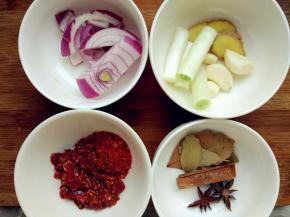 给羊蝎子焯水的同时，准备好其他材料。我用的是六月鲜的鲜椒酱，也可以用郫县豆瓣辣酱，或者其他个人喜欢的酱料。