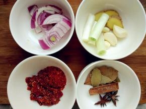 给羊蝎子焯水的同时，准备好其他材料。我用的是六月鲜的鲜椒酱，也可以用郫县豆瓣辣酱，或者其他个人喜欢的酱料。