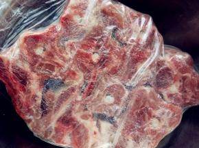 袋装冷冻的羊蝎子冷藏或室温解冻