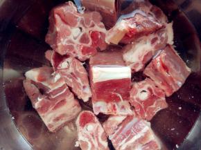 将羊蝎子倒入冷水中，中途换水，泡几小时去除血水。我是在冰箱冷藏泡了一晚。泡除血水可去除腥味