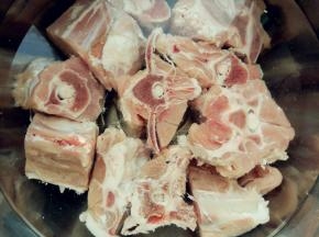 倒掉血水，冲洗干净