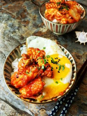 盛在米饭和辣白菜鱿鱼花上，拌匀即可