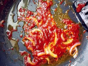 热锅热油爆香洋葱、韩式辣酱炒匀