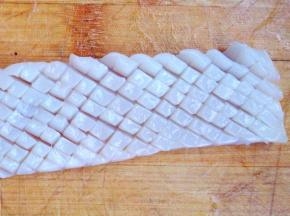 在腹部内侧那一面，先“左上右下”的方向切均匀的条，底部切透不切断