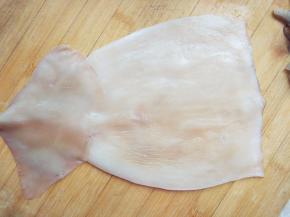 鱿鱼剪开洗净，扒皮