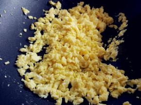饧面的同时，准备馅料。鸡蛋加盐打散，在不粘锅中小火炒成碎块