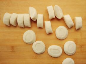 面团揉成光滑的长条，切成大小相当的剂子，压扁