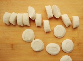 面团揉成光滑的长条，切成大小相当的剂子，压扁