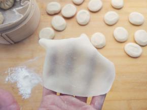 用擀面杖旋转着擀成中间稍厚，边缘很薄的圆片。因为福临门麦芯高筋雪花粉的筋度很高，面团很筋道，可以擀到半透明的程度也不会破