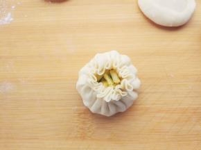 完成后稍整理一下形状，大致如图的样子。烧麦是不封口的，这样馅料更容易熟透，且蒸汽会使其更滋润