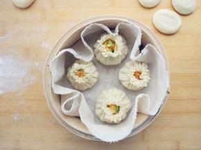 放入垫了屉布的笼屉里，或者金属笼屉也可以