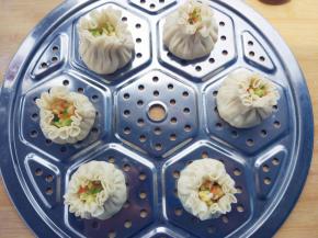 上锅，冷水沸腾后蒸10分钟左右即可。因为是素馅，很容易熟透
