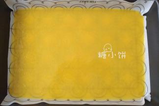 烤盘上铺上玻璃纤维垫，将拌好的果泥倒进去铺平