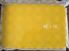 烤盘上铺上玻璃纤维垫，将拌好的果泥倒进去铺平