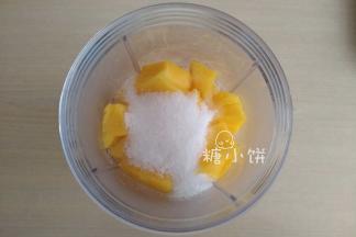 以芒果款为例，芒果去皮去核后加白砂糖打成果泥，加百香果汁（去籽）拌匀