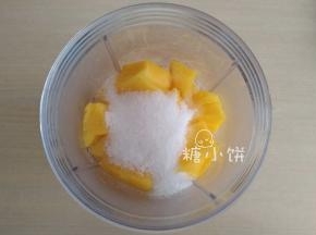 以芒果款为例，芒果去皮去核后加白砂糖打成果泥，加百香果汁（去籽）拌匀
