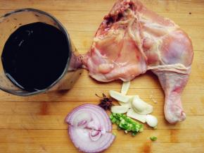 鸡腿洗净，用刀刮去多余的肥油。蒜切片，切葱花儿洋葱，备好其他材料