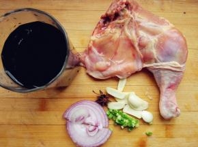 鸡腿洗净，用刀刮去多余的肥油。蒜切片，切葱花儿洋葱，备好其他材料