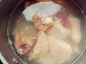 鸡腿剁大块，冷水入锅，煮沸焯水撇去浮沫，沥净备用